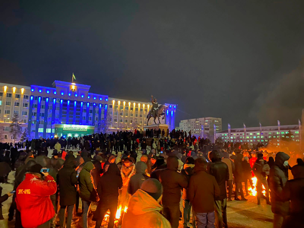 Протестующие на центральной площади Актобе 4 января 2022 года.